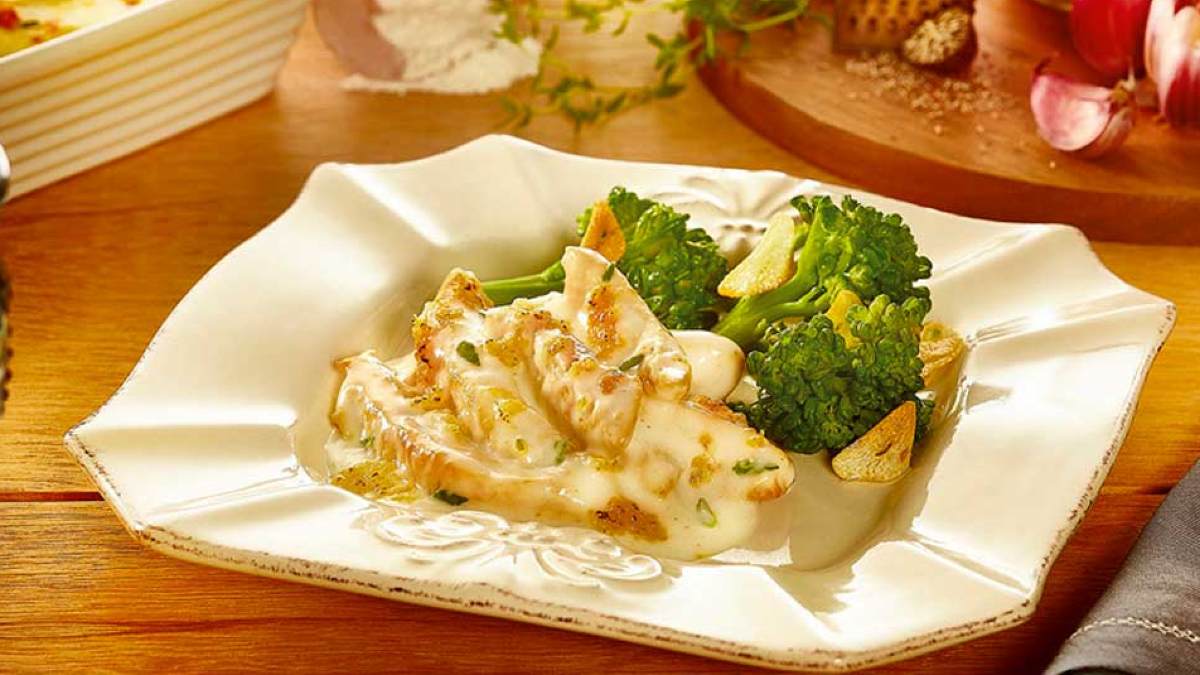 Tiras de Frango Gratinadas com Requeijão Cremoso e Brócolis ao Alho e Óleo