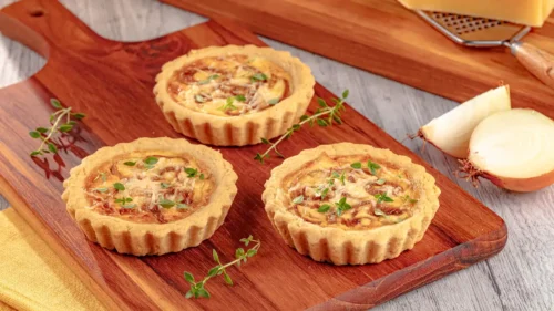 Tortinha de cebola com queijo
