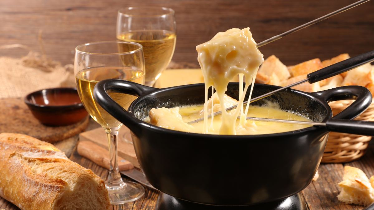 7 receitas de fondue para fugir do tradicional queijo com vinho