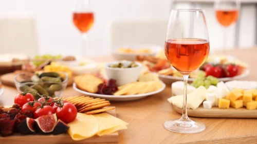 Vinhos e petiscos para o verão: saiba quais escolher e o que preparar