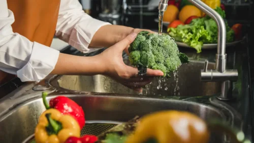Você está lavando os alimentos do jeito certo? Veja o que dizem os especialistas